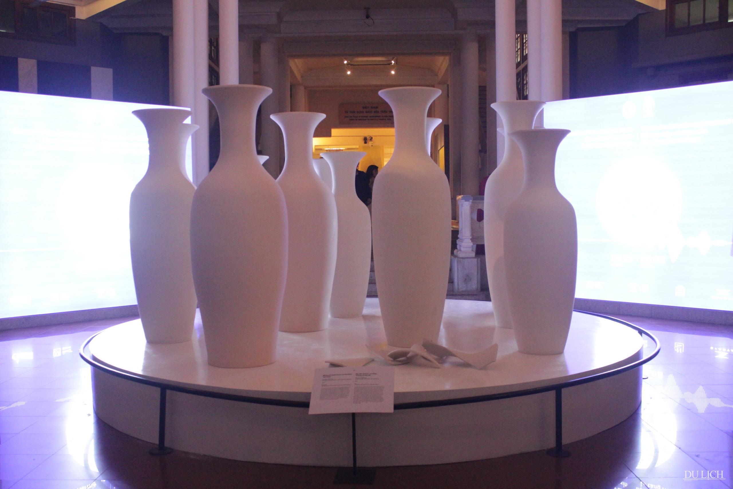 Khu vực sảnh trưng bày được thể hiện bởi nghệ thuật sắp đặt từ các loại bình gốm sứ trắng, dạng phôi.